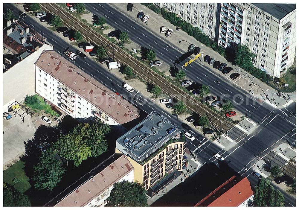 Aerial photograph Berlin / Friedrichshain - 26.09.2003 Hotelneubaukomplex der Betriebsgesellschaft Hotel New Berlin mbH an der Petersburger Str. 24 / Ecke Kochhannstraße in 10249 Berlin - Friedrichshain Nähe SEZ / Landsberger Allee