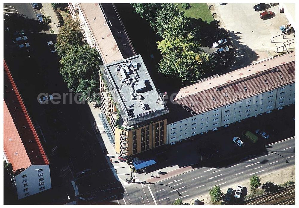 Berlin / Friedrichshain from the bird's eye view: 26.09.2003 Hotelneubaukomplex der Betriebsgesellschaft Hotel New Berlin mbH an der Petersburger Str. 24 / Ecke Kochhannstraße in 10249 Berlin - Friedrichshain Nähe SEZ / Landsberger Allee