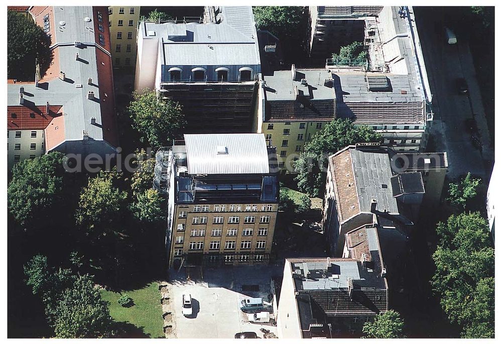 Aerial photograph Berlin / Friedrichshain - 26.09.2003 Hotelneubaukomplex der Betriebsgesellschaft Hotel New Berlin mbH an der Petersburger Str. 24 / Ecke Kochhannstraße in 10249 Berlin - Friedrichshain Nähe SEZ / Landsberger Allee