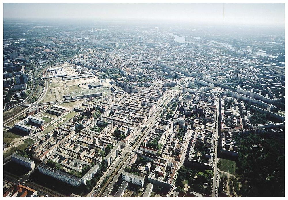 Berlin / Friedrichshain from the bird's eye view: 26.09.2003 Hotelneubaukomplex der Betriebsgesellschaft Hotel New Berlin mbH an der Petersburger Str. 24 / Ecke Kochhannstraße in 10249 Berlin - Friedrichshain Nähe SEZ / Landsberger Allee