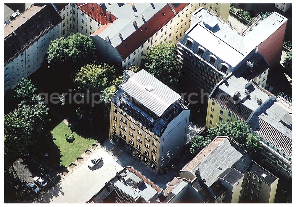 Aerial image Berlin / Friedrichshain - 26.09.2003 Hotelneubaukomplex der Betriebsgesellschaft Hotel New Berlin mbH an der Petersburger Str. 24 / Ecke Kochhannstraße in 10249 Berlin - Friedrichshain Nähe SEZ / Landsberger Allee