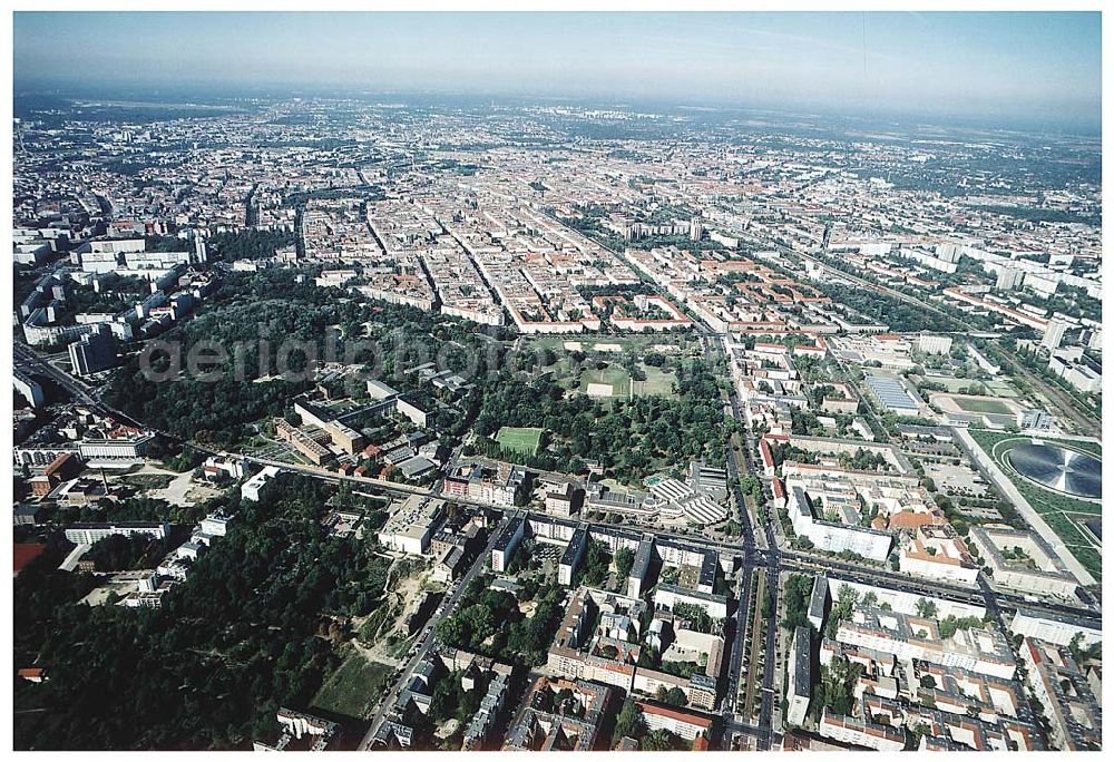 Aerial photograph Berlin / Friedrichshain - 26.09.2003 Hotelneubaukomplex der Betriebsgesellschaft Hotel New Berlin mbH an der Petersburger Str. 24 / Ecke Kochhannstraße in 10249 Berlin - Friedrichshain Nähe SEZ / Landsberger Allee