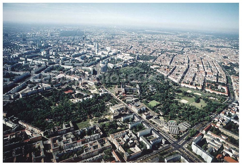 Berlin / Friedrichshain from above - 26.09.2003 Hotelneubaukomplex der Betriebsgesellschaft Hotel New Berlin mbH an der Petersburger Str. 24 / Ecke Kochhannstraße in 10249 Berlin - Friedrichshain Nähe SEZ / Landsberger Allee