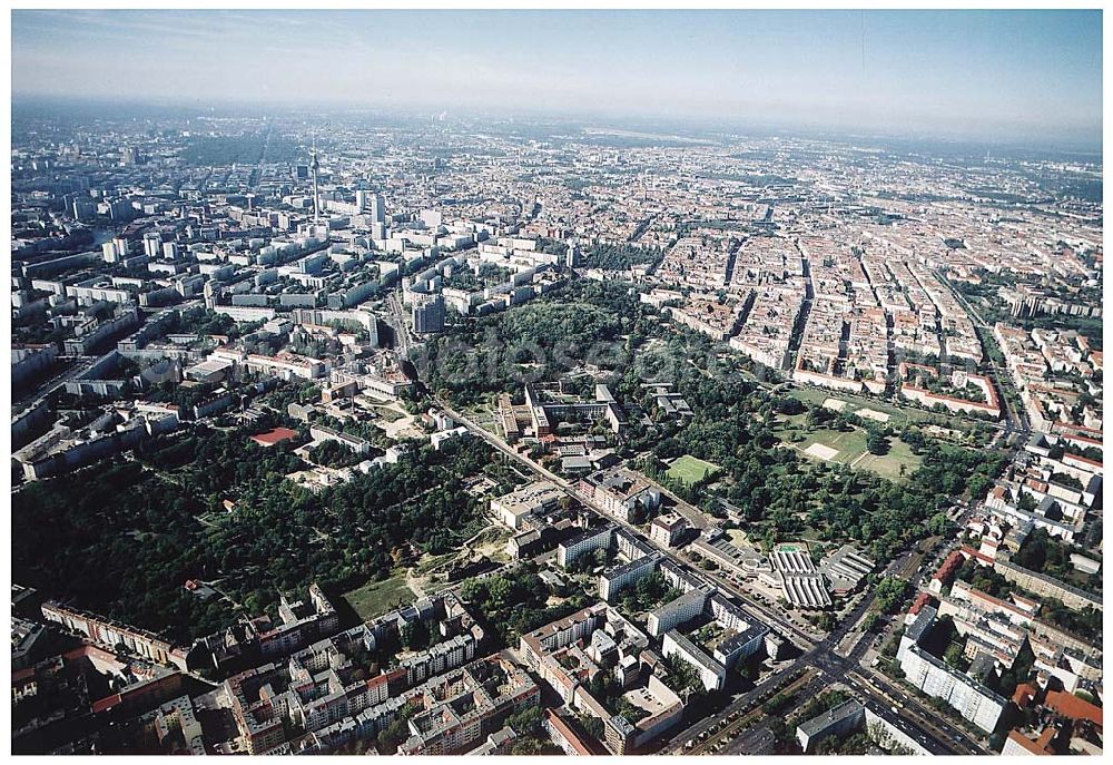 Berlin / Friedrichshain from the bird's eye view: 26.09.2003 Hotelneubaukomplex der Betriebsgesellschaft Hotel New Berlin mbH an der Petersburger Str. 24 / Ecke Kochhannstraße in 10249 Berlin - Friedrichshain Nähe SEZ / Landsberger Allee