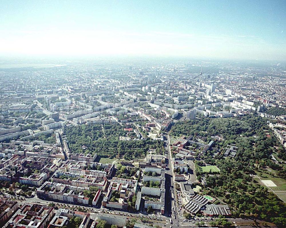 Aerial image Berlin / Friedrichshain - 26.09.2003 Hotelneubaukomplex der Betriebsgesellschaft Hotel New Berlin mbH an der Petersburger Str. 24 / Ecke Kochhannstraße in 10249 Berlin - Friedrichshain Nähe SEZ / Landsberger Allee