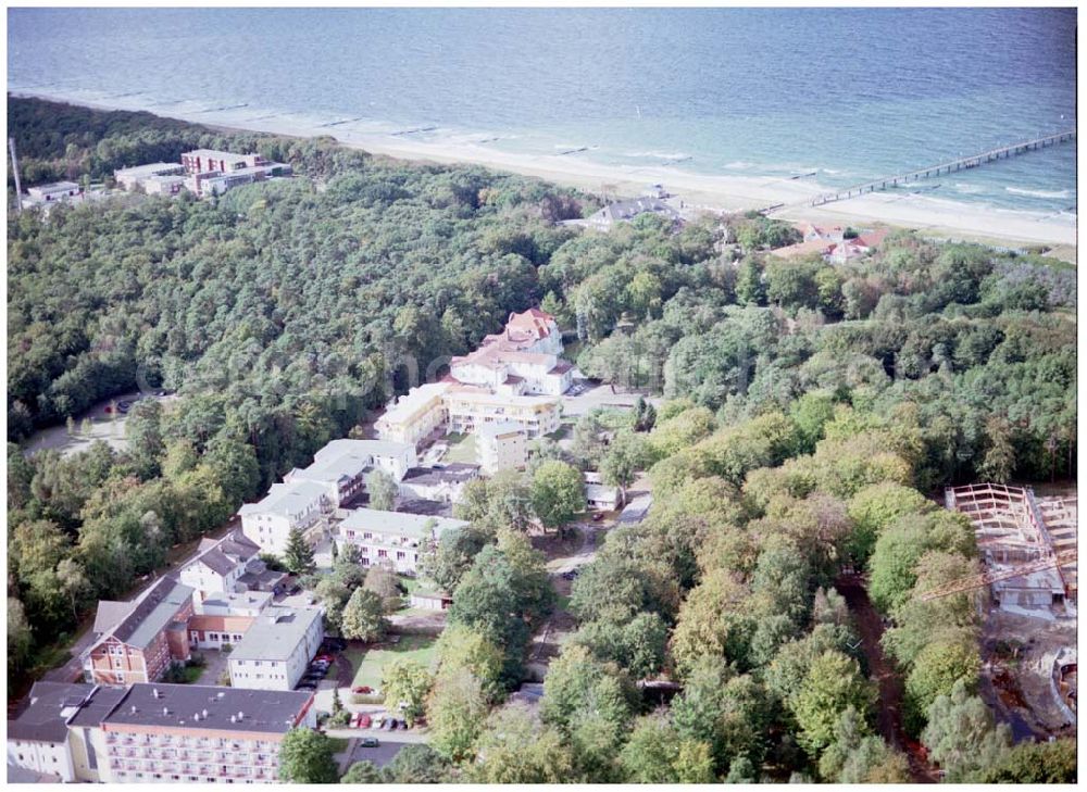 Graal-Müritz / Mecklenburg Vorpommern from the bird's eye view: Hotels und Seebrücke in Graal - Müritz Mecklenburg Vorpommern / 27.09.02