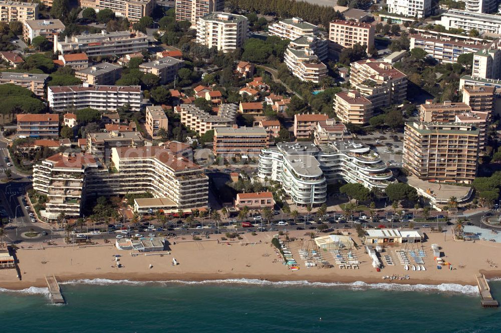 Fréjus from above - Blick auf Hotels am Strand von Fréjus an der Cote d' Azur in Frankreich.