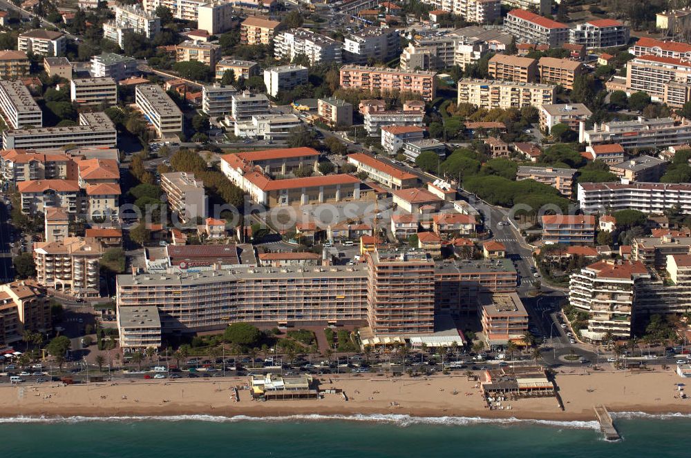 Fréjus from the bird's eye view: Blick auf Hotels am Strand von Fréjus an der Cote d' Azur in Frankreich.