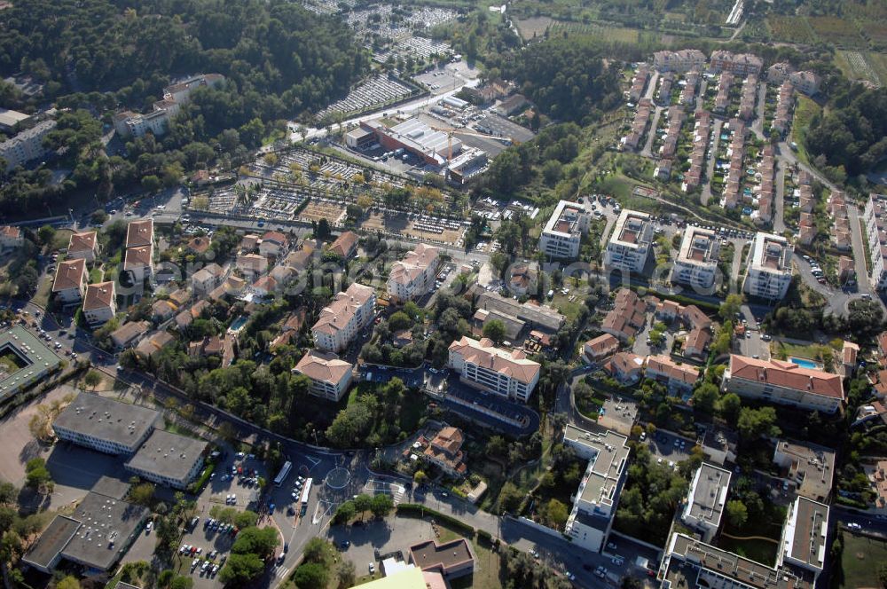 Cannes from the bird's eye view: Blick auf Hotels im Vorort Ranguin von Cannes Frankreich. Ranguin liegt zwar en wenig entfernt vom Zentrum in Cannes und den Stränden, trotzdem sind in den letzten Jahren viele neue Hotels entstanden. Kontakt Touristinfo: Cannes Tourist Office, Palais des Festivals, La Croisette, Tel. +33(0)492 99842 2, Fax +33(0)492 99842 3, Email: tourisme@palaisdesfestivals.com