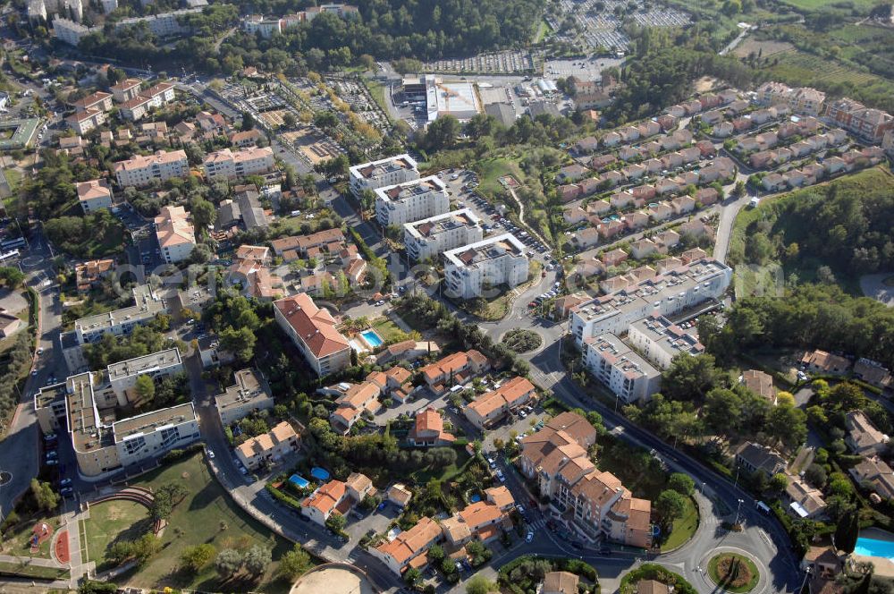 Cannes from above - Blick auf Hotels im Vorort Ranguin von Cannes Frankreich. Ranguin liegt zwar en wenig entfernt vom Zentrum in Cannes und den Stränden, trotzdem sind in den letzten Jahren viele neue Hotels entstanden. Kontakt Touristinfo: Cannes Tourist Office, Palais des Festivals, La Croisette, Tel. +33(0)492 99842 2, Fax +33(0)492 99842 3, Email: tourisme@palaisdesfestivals.com