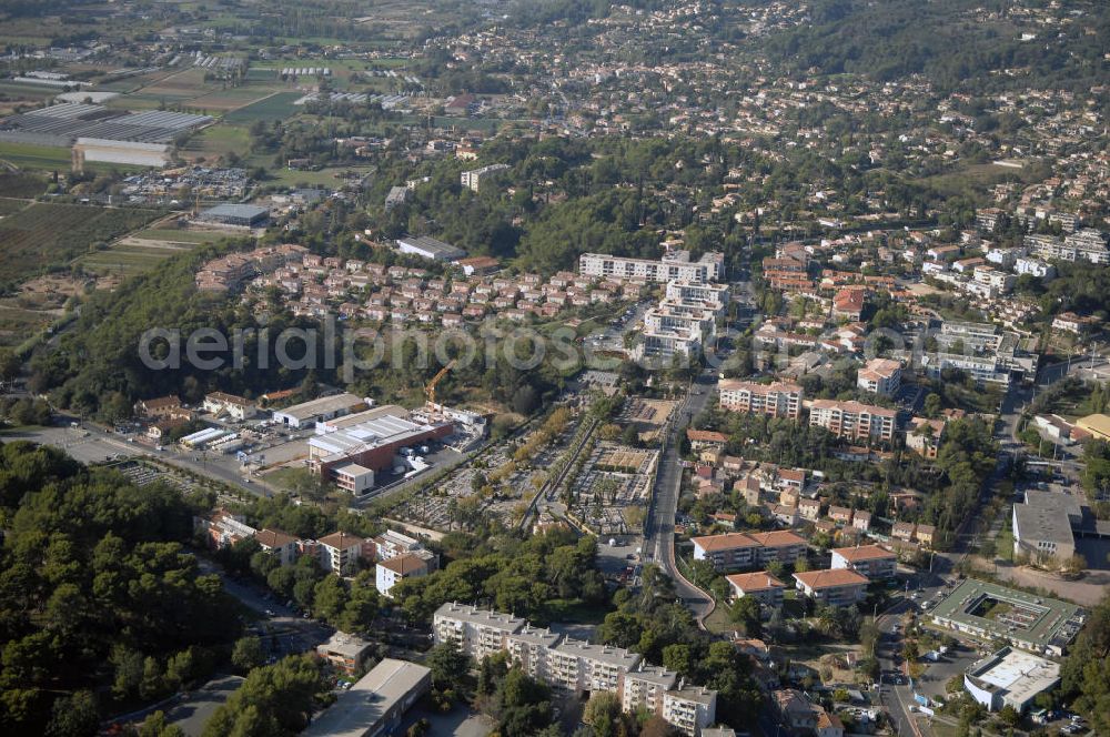 Cannes from the bird's eye view: Blick auf Hotels im Vorort Ranguin von Cannes Frankreich. Ranguin liegt zwar en wenig entfernt vom Centrum in Cannes und den Stränden, trotzdem sind in den letzten Jahren viele neue Hotels entstanden. Kontakt Touristinfo: Cannes Tourist Office, Palais des Festivals, La Croisette, Tel. +33(0)492 99842 2, Fax +33(0)492 99842 3, Email: tourisme@palaisdesfestivals.com