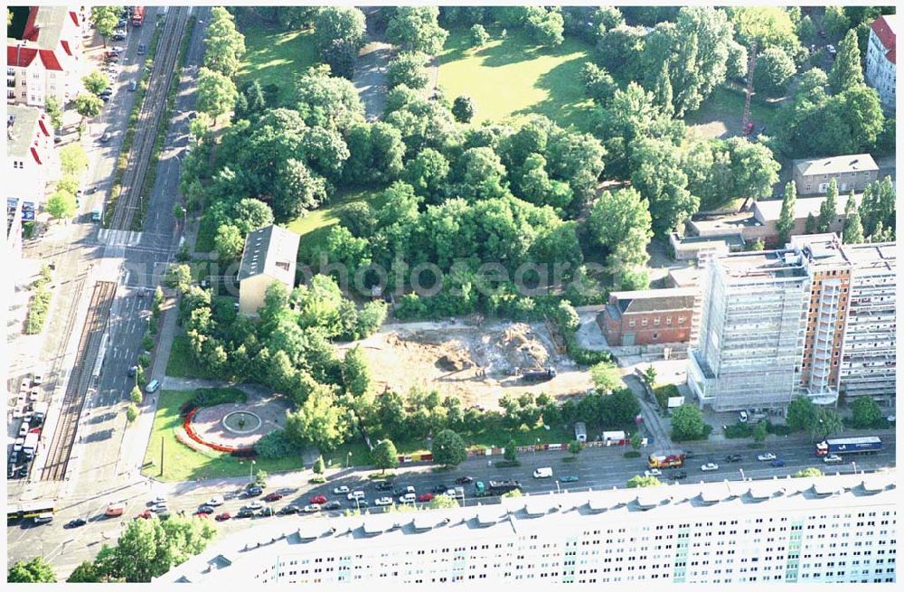 Berlin from the bird's eye view: 06.07.2004 Abrißfläche des Wohnhochhauses der HOWOGE an der Frankfurter Allee 110 in Berlin Lichtenberg.