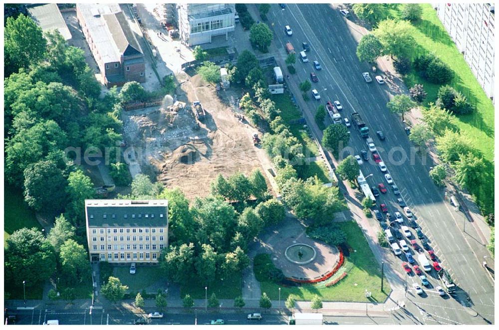 Aerial image Berlin - 06.07.2004 Abrißfläche des Wohnhochhauses der HOWOGE an der Frankfurter Allee 110 in Berlin Lichtenberg.