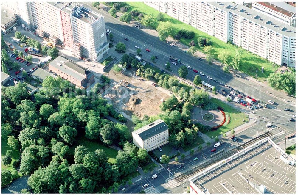 Aerial photograph Berlin - 06.07.2004 Abrißfläche des Wohnhochhauses der HOWOGE an der Frankfurter Allee 110 in Berlin Lichtenberg.