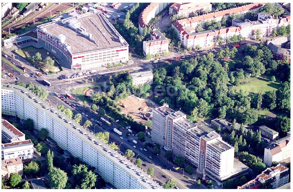 Aerial image Berlin - 06.07.2004 Abrißfläche des Wohnhochhauses der HOWOGE an der Frankfurter Allee 110 in Berlin Lichtenberg.