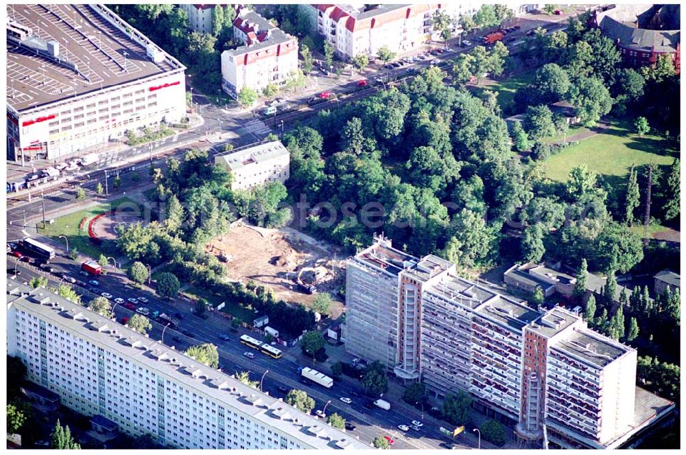 Aerial photograph Berlin - 06.07.2004 Abrißfläche des Wohnhochhauses der HOWOGE an der Frankfurter Allee 110 in Berlin Lichtenberg.