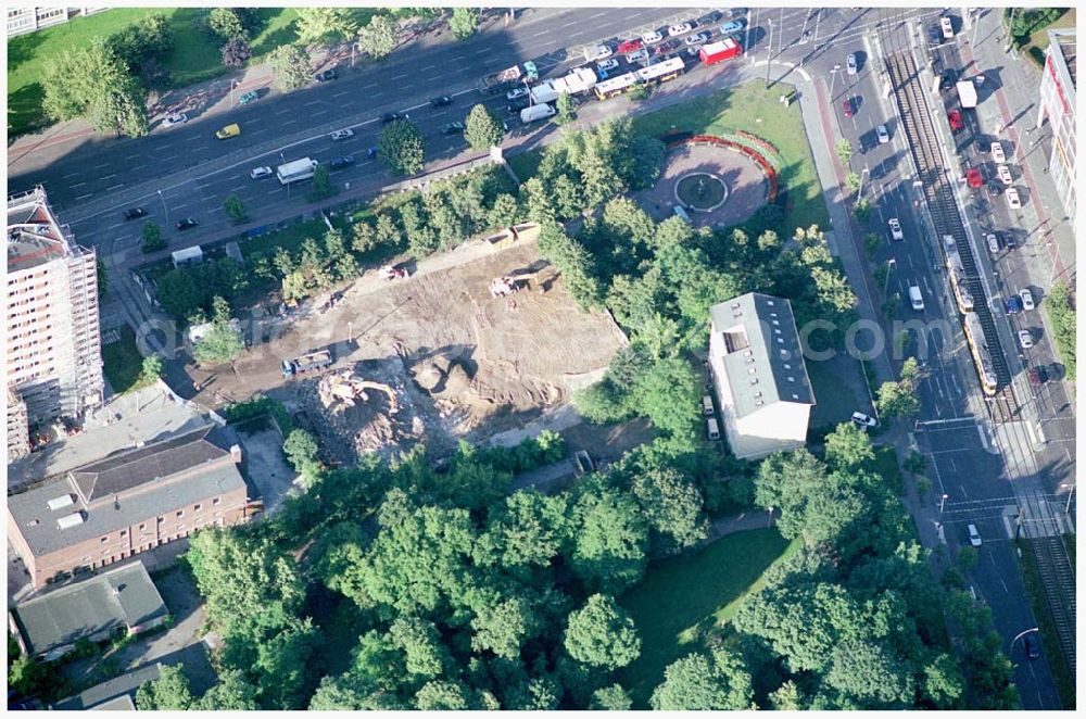 Aerial image Berlin - 06.07.2004 Abrißfläche des Wohnhochhauses der HOWOGE an der Frankfurter Allee 110 in Berlin Lichtenberg.