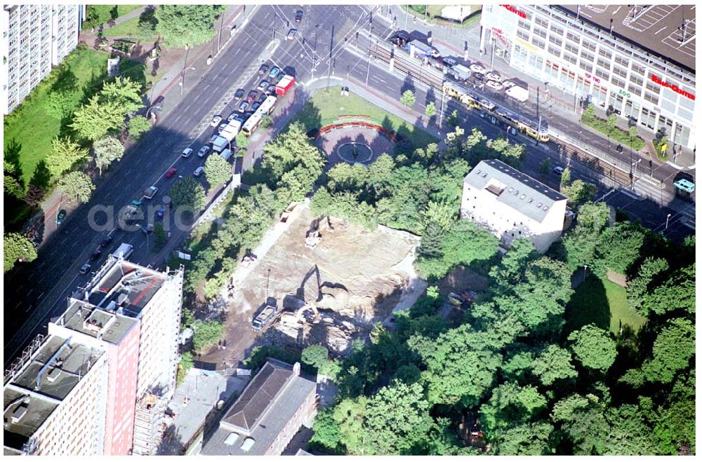 Aerial photograph Berlin - 06.07.2004 Abrißfläche des Wohnhochhauses der HOWOGE an der Frankfurter Allee 110 in Berlin Lichtenberg.