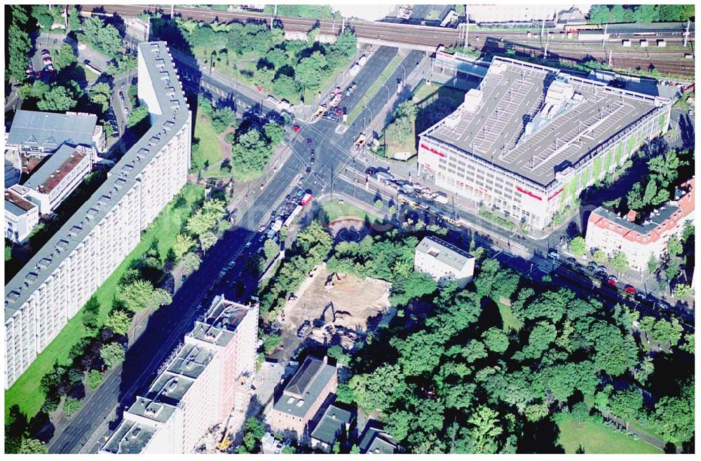 Berlin from above - 06.07.2004 Abrißfläche des Wohnhochhauses der HOWOGE an der Frankfurter Allee 110 in Berlin Lichtenberg.