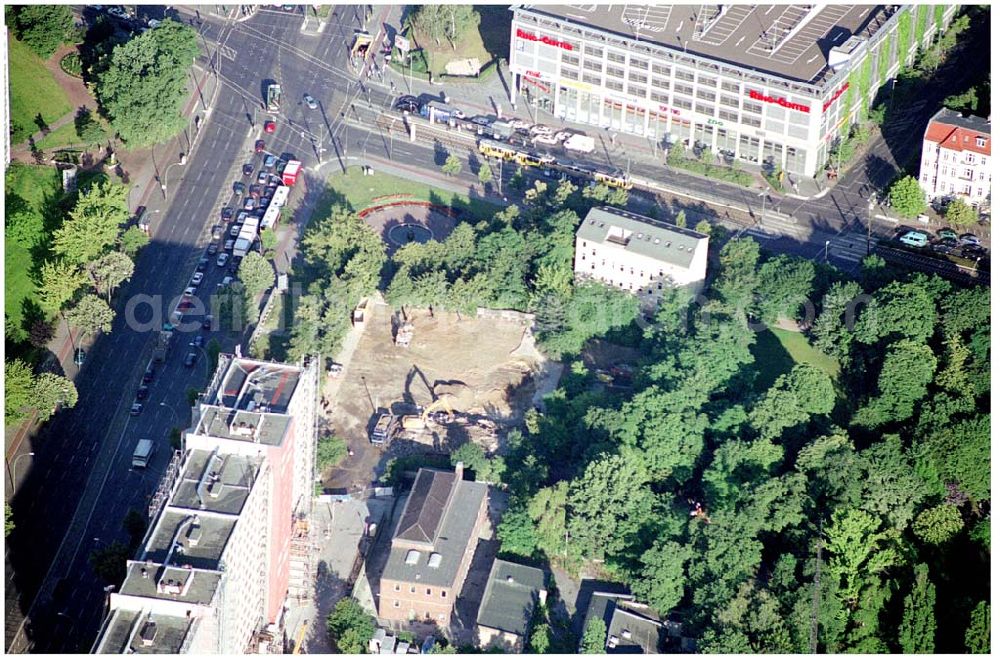 Aerial image Berlin - 06.07.2004 Abrißfläche des Wohnhochhauses der HOWOGE an der Frankfurter Allee 110 in Berlin Lichtenberg.