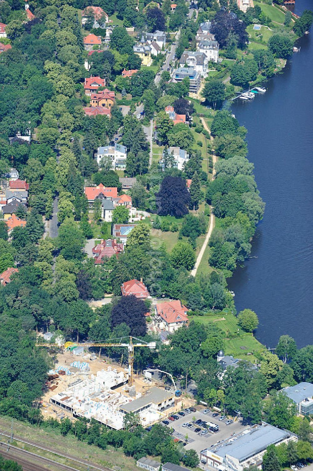 Aerial photograph Potsdam - Blick auf den Rohbau der Baustelle der HPI ERWEITERUNG - dem Erweiterungsbau des Hasso-Plattner-Instituts in Potsdam am S-Bahnhof Griebnitzsee. In dem neuen Hauptgebäude, das jetzt entsteht, soll unter an derem das Graduiertenkolleg (Research School) untergebracht und von derzeit rund 20 auf 30 Forschungsplätze erweitert werden. Hinzu kommen ein weiteres hochmodernes Computerlabor, Räume für Prüfungen und kleine Gruppenbesprechungen und Räume für Studenten und Studentenklubs. Das Projektmanagement erfolgt durch PHF Projektmanagement- und Bauberatungsgesellschaft mbH und SEG Rhein-Neckar GmbH nach einem Entwurf von Mark Braun Architekten und der Planung von Paschke Architekten. Der Rohbau wird ausgeführt duch das türkische Bauunternehmen BATEG Ingenieurbau GmbH. Cunstruction site of the HPI EXPANSION - Expansion of the Hasso Plattner Institute in Potsdam.