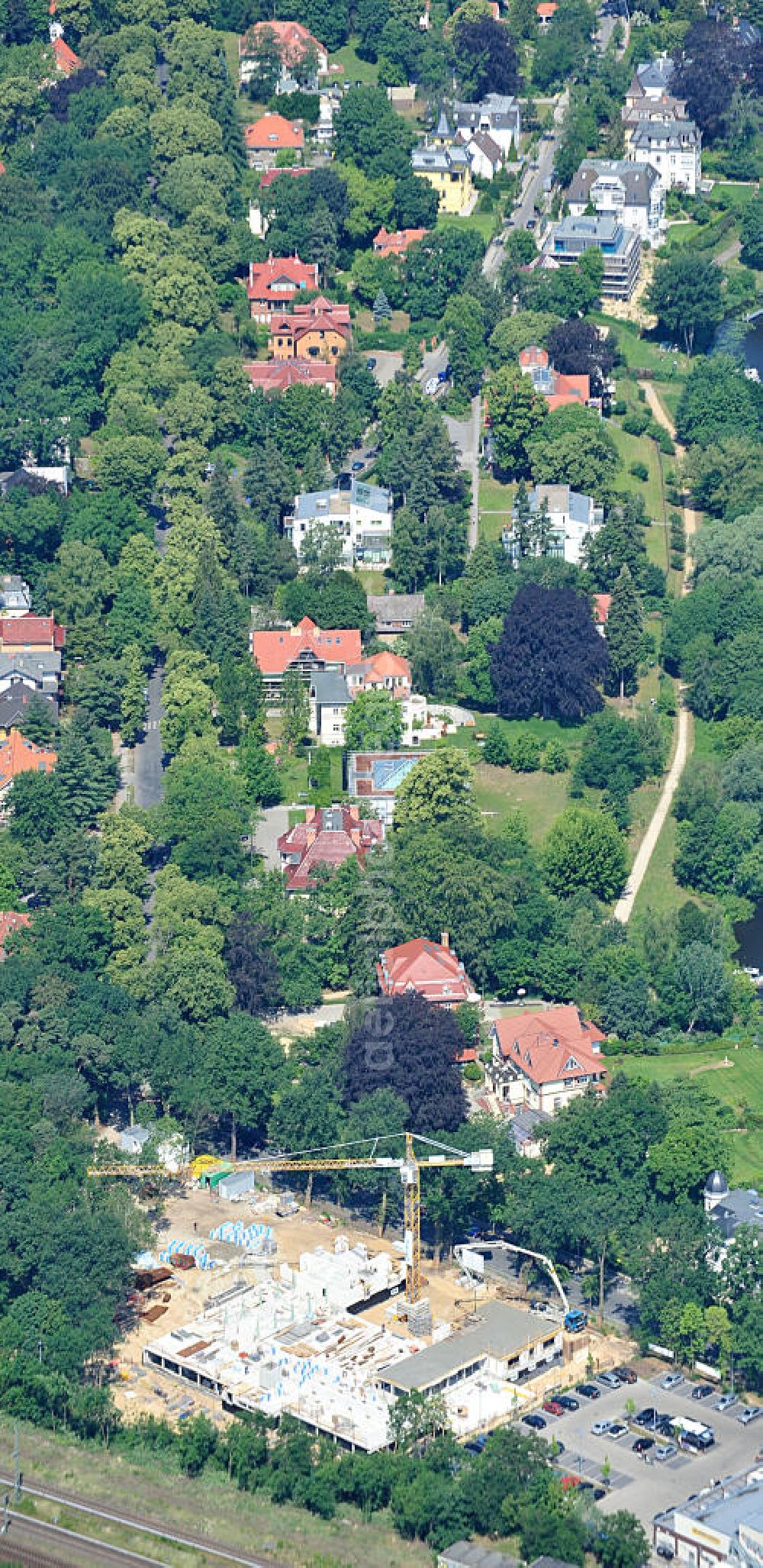 Potsdam from above - Blick auf den Rohbau der Baustelle der HPI ERWEITERUNG - dem Erweiterungsbau des Hasso-Plattner-Instituts in Potsdam am S-Bahnhof Griebnitzsee. In dem neuen Hauptgebäude, das jetzt entsteht, soll unter an derem das Graduiertenkolleg (Research School) untergebracht und von derzeit rund 20 auf 30 Forschungsplätze erweitert werden. Hinzu kommen ein weiteres hochmodernes Computerlabor, Räume für Prüfungen und kleine Gruppenbesprechungen und Räume für Studenten und Studentenklubs. Das Projektmanagement erfolgt durch PHF Projektmanagement- und Bauberatungsgesellschaft mbH und SEG Rhein-Neckar GmbH nach einem Entwurf von Mark Braun Architekten und der Planung von Paschke Architekten. Der Rohbau wird ausgeführt duch das türkische Bauunternehmen BATEG Ingenieurbau GmbH. Cunstruction site of the HPI EXPANSION - Expansion of the Hasso Plattner Institute in Potsdam.