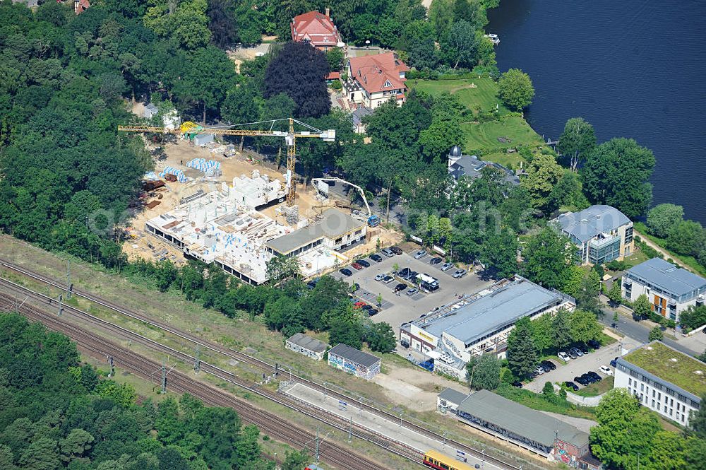 Potsdam from the bird's eye view: Blick auf den Rohbau der Baustelle der HPI ERWEITERUNG - dem Erweiterungsbau des Hasso-Plattner-Instituts in Potsdam am S-Bahnhof Griebnitzsee. In dem neuen Hauptgebäude, das jetzt entsteht, soll unter an derem das Graduiertenkolleg (Research School) untergebracht und von derzeit rund 20 auf 30 Forschungsplätze erweitert werden. Hinzu kommen ein weiteres hochmodernes Computerlabor, Räume für Prüfungen und kleine Gruppenbesprechungen und Räume für Studenten und Studentenklubs. Das Projektmanagement erfolgt durch PHF Projektmanagement- und Bauberatungsgesellschaft mbH und SEG Rhein-Neckar GmbH nach einem Entwurf von Mark Braun Architekten und der Planung von Paschke Architekten. Der Rohbau wird ausgeführt duch das türkische Bauunternehmen BATEG Ingenieurbau GmbH. Cunstruction site of the HPI EXPANSION - Expansion of the Hasso Plattner Institute in Potsdam.