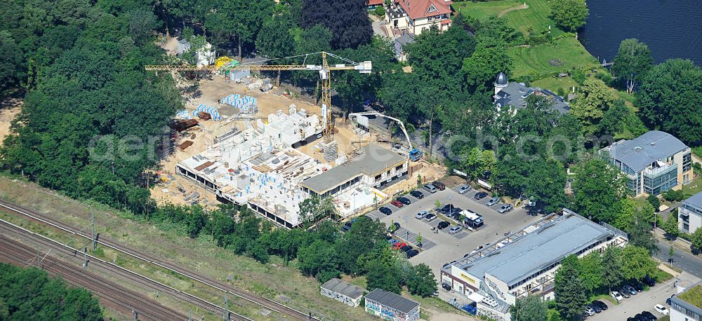 Aerial image Potsdam - Blick auf den Rohbau der Baustelle der HPI ERWEITERUNG - dem Erweiterungsbau des Hasso-Plattner-Instituts in Potsdam am S-Bahnhof Griebnitzsee. In dem neuen Hauptgebäude, das jetzt entsteht, soll unter an derem das Graduiertenkolleg (Research School) untergebracht und von derzeit rund 20 auf 30 Forschungsplätze erweitert werden. Hinzu kommen ein weiteres hochmodernes Computerlabor, Räume für Prüfungen und kleine Gruppenbesprechungen und Räume für Studenten und Studentenklubs. Das Projektmanagement erfolgt durch PHF Projektmanagement- und Bauberatungsgesellschaft mbH und SEG Rhein-Neckar GmbH nach einem Entwurf von Mark Braun Architekten und der Planung von Paschke Architekten. Der Rohbau wird ausgeführt duch das türkische Bauunternehmen BATEG Ingenieurbau GmbH. Cunstruction site of the HPI EXPANSION - Expansion of the Hasso Plattner Institute in Potsdam.