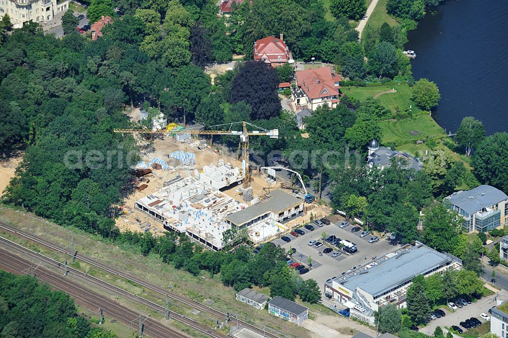 Aerial photograph Potsdam - Blick auf den Rohbau der Baustelle der HPI ERWEITERUNG - dem Erweiterungsbau des Hasso-Plattner-Instituts in Potsdam am S-Bahnhof Griebnitzsee. In dem neuen Hauptgebäude, das jetzt entsteht, soll unter an derem das Graduiertenkolleg (Research School) untergebracht und von derzeit rund 20 auf 30 Forschungsplätze erweitert werden. Hinzu kommen ein weiteres hochmodernes Computerlabor, Räume für Prüfungen und kleine Gruppenbesprechungen und Räume für Studenten und Studentenklubs. Das Projektmanagement erfolgt durch PHF Projektmanagement- und Bauberatungsgesellschaft mbH und SEG Rhein-Neckar GmbH nach einem Entwurf von Mark Braun Architekten und der Planung von Paschke Architekten. Der Rohbau wird ausgeführt duch das türkische Bauunternehmen BATEG Ingenieurbau GmbH. Cunstruction site of the HPI EXPANSION - Expansion of the Hasso Plattner Institute in Potsdam.