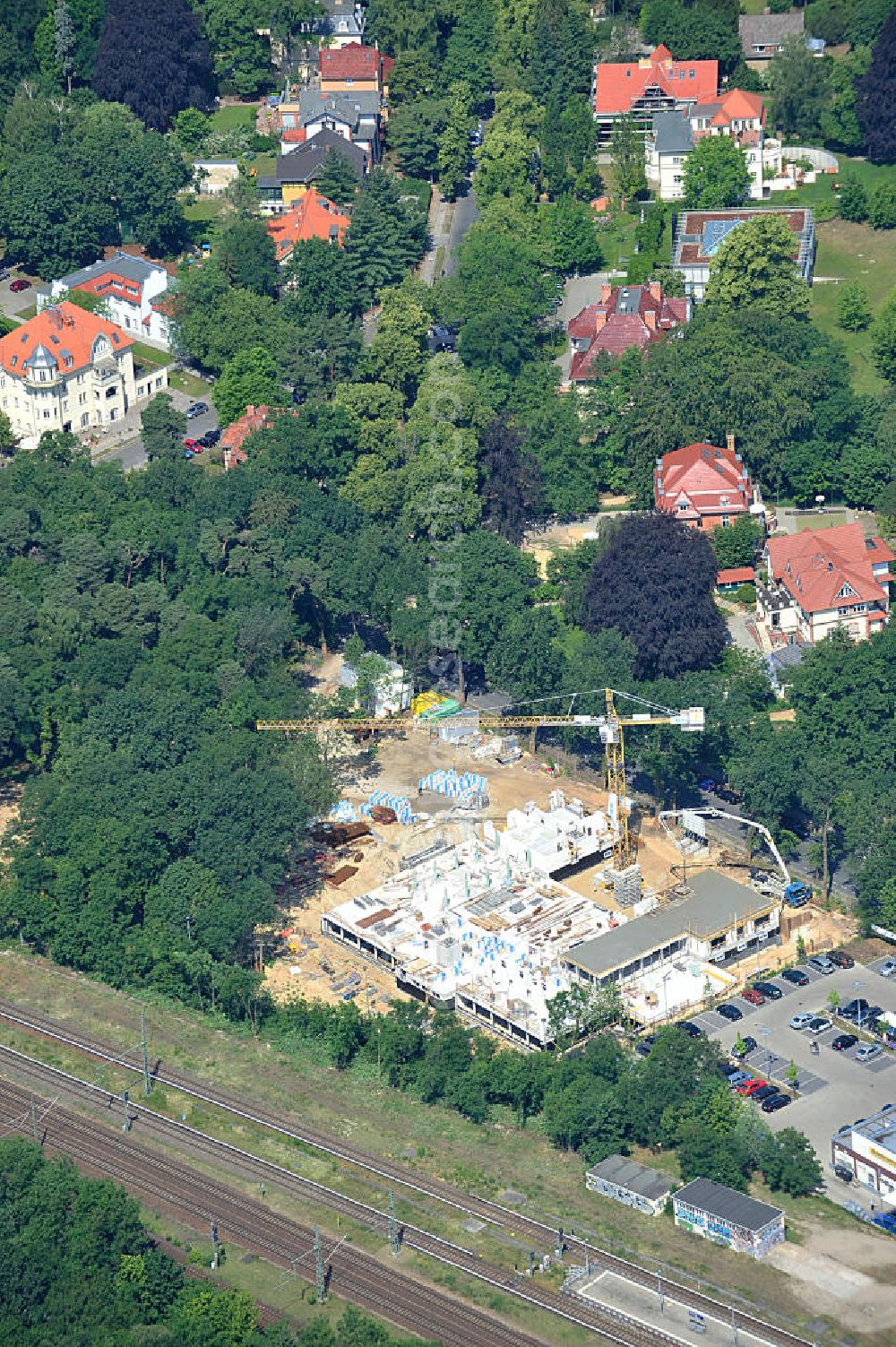 Potsdam from above - Blick auf den Rohbau der Baustelle der HPI ERWEITERUNG - dem Erweiterungsbau des Hasso-Plattner-Instituts in Potsdam am S-Bahnhof Griebnitzsee. In dem neuen Hauptgebäude, das jetzt entsteht, soll unter an derem das Graduiertenkolleg (Research School) untergebracht und von derzeit rund 20 auf 30 Forschungsplätze erweitert werden. Hinzu kommen ein weiteres hochmodernes Computerlabor, Räume für Prüfungen und kleine Gruppenbesprechungen und Räume für Studenten und Studentenklubs. Das Projektmanagement erfolgt durch PHF Projektmanagement- und Bauberatungsgesellschaft mbH und SEG Rhein-Neckar GmbH nach einem Entwurf von Mark Braun Architekten und der Planung von Paschke Architekten. Der Rohbau wird ausgeführt duch das türkische Bauunternehmen BATEG Ingenieurbau GmbH. Cunstruction site of the HPI EXPANSION - Expansion of the Hasso Plattner Institute in Potsdam.