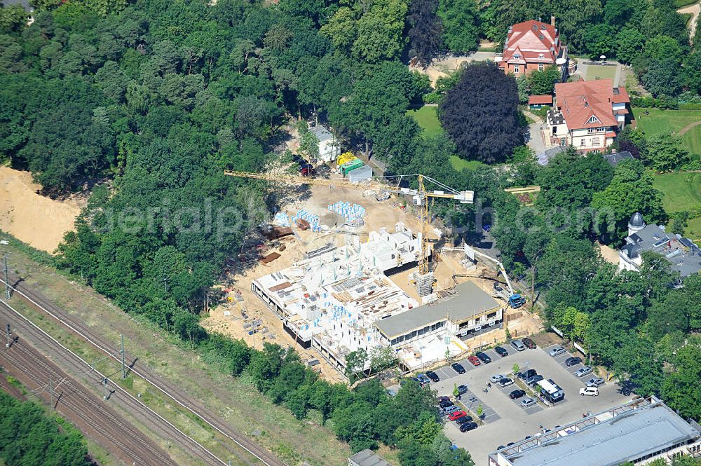 Potsdam from the bird's eye view: Blick auf den Rohbau der Baustelle der HPI ERWEITERUNG - dem Erweiterungsbau des Hasso-Plattner-Instituts in Potsdam am S-Bahnhof Griebnitzsee. In dem neuen Hauptgebäude, das jetzt entsteht, soll unter an derem das Graduiertenkolleg (Research School) untergebracht und von derzeit rund 20 auf 30 Forschungsplätze erweitert werden. Hinzu kommen ein weiteres hochmodernes Computerlabor, Räume für Prüfungen und kleine Gruppenbesprechungen und Räume für Studenten und Studentenklubs. Das Projektmanagement erfolgt durch PHF Projektmanagement- und Bauberatungsgesellschaft mbH und SEG Rhein-Neckar GmbH nach einem Entwurf von Mark Braun Architekten und der Planung von Paschke Architekten. Der Rohbau wird ausgeführt duch das türkische Bauunternehmen BATEG Ingenieurbau GmbH. Cunstruction site of the HPI EXPANSION - Expansion of the Hasso Plattner Institute in Potsdam.