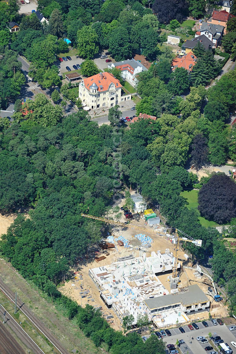 Aerial image Potsdam - Blick auf den Rohbau der Baustelle der HPI ERWEITERUNG - dem Erweiterungsbau des Hasso-Plattner-Instituts in Potsdam am S-Bahnhof Griebnitzsee. In dem neuen Hauptgebäude, das jetzt entsteht, soll unter an derem das Graduiertenkolleg (Research School) untergebracht und von derzeit rund 20 auf 30 Forschungsplätze erweitert werden. Hinzu kommen ein weiteres hochmodernes Computerlabor, Räume für Prüfungen und kleine Gruppenbesprechungen und Räume für Studenten und Studentenklubs. Das Projektmanagement erfolgt durch PHF Projektmanagement- und Bauberatungsgesellschaft mbH und SEG Rhein-Neckar GmbH nach einem Entwurf von Mark Braun Architekten und der Planung von Paschke Architekten. Der Rohbau wird ausgeführt duch das türkische Bauunternehmen BATEG Ingenieurbau GmbH. Cunstruction site of the HPI EXPANSION - Expansion of the Hasso Plattner Institute in Potsdam.