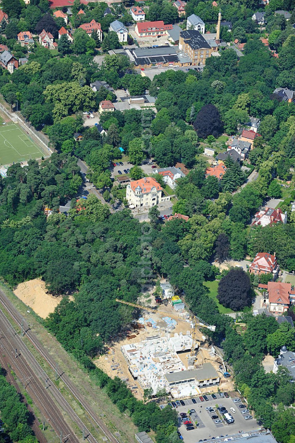 Aerial photograph Potsdam - Blick auf den Rohbau der Baustelle der HPI ERWEITERUNG - dem Erweiterungsbau des Hasso-Plattner-Instituts in Potsdam am S-Bahnhof Griebnitzsee. In dem neuen Hauptgebäude, das jetzt entsteht, soll unter an derem das Graduiertenkolleg (Research School) untergebracht und von derzeit rund 20 auf 30 Forschungsplätze erweitert werden. Hinzu kommen ein weiteres hochmodernes Computerlabor, Räume für Prüfungen und kleine Gruppenbesprechungen und Räume für Studenten und Studentenklubs. Das Projektmanagement erfolgt durch PHF Projektmanagement- und Bauberatungsgesellschaft mbH und SEG Rhein-Neckar GmbH nach einem Entwurf von Mark Braun Architekten und der Planung von Paschke Architekten. Der Rohbau wird ausgeführt duch das türkische Bauunternehmen BATEG Ingenieurbau GmbH. Cunstruction site of the HPI EXPANSION - Expansion of the Hasso Plattner Institute in Potsdam.