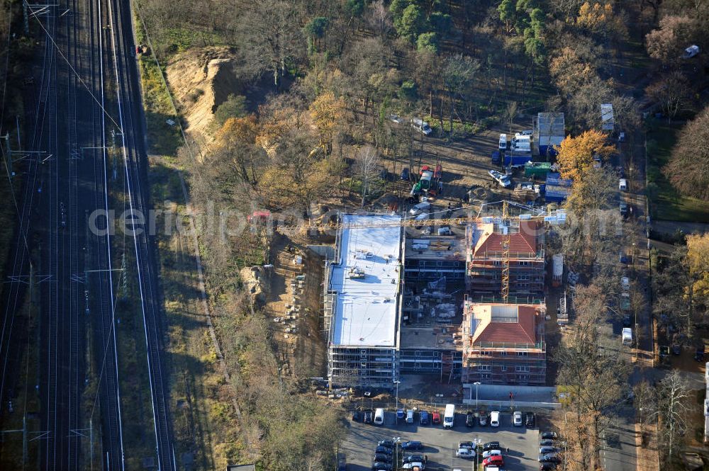 Potsdam Babelsberg from above - Blick auf den Rohbau der Baustelle der HPI ERWEITERUNG - dem Erweiterungsbau des Hasso-Plattner-Instituts in Potsdam am S-Bahnhof Griebnitzsee. In dem neuen Hauptgebäude, das jetzt entsteht, soll unter an derem das Graduiertenkolleg (Research School) untergebracht und von derzeit rund 20 auf 30 Forschungsplätze erweitert werden. Hinzu kommen ein weiteres hochmodernes Computerlabor, Räume für Prüfungen und kleine Gruppenbesprechungen und Räume für Studenten und Studentenklubs. Das Projektmanagement erfolgt durch PHF Projektmanagement- und Bauberatungsgesellschaft mbH und SEG Rhein-Neckar GmbH nach einem Entwurf von Mark Braun Architekten und der Planung von Paschke Architekten. Der Rohbau wird ausgeführt duch das türkische Bauunternehmen BATEG Ingenieurbau GmbH. Cunstruction site of the HPI EXPANSION - Expansion of the Hasso Plattner Institute in Potsdam.