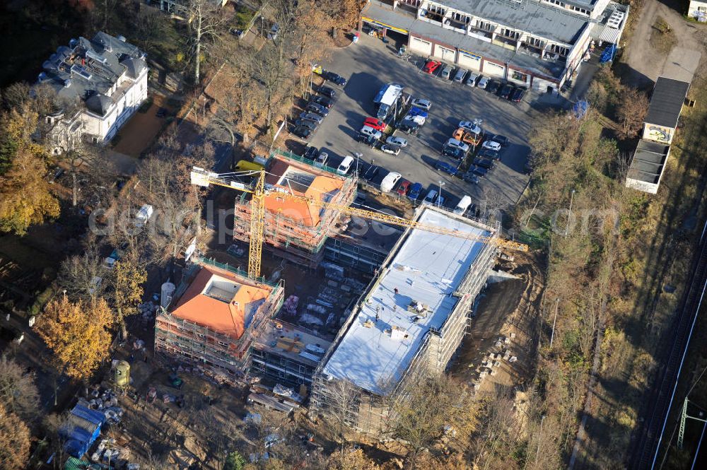 Aerial photograph Potsdam Babelsberg - Blick auf den Rohbau der Baustelle der HPI ERWEITERUNG - dem Erweiterungsbau des Hasso-Plattner-Instituts in Potsdam am S-Bahnhof Griebnitzsee. In dem neuen Hauptgebäude, das jetzt entsteht, soll unter an derem das Graduiertenkolleg (Research School) untergebracht und von derzeit rund 20 auf 30 Forschungsplätze erweitert werden. Hinzu kommen ein weiteres hochmodernes Computerlabor, Räume für Prüfungen und kleine Gruppenbesprechungen und Räume für Studenten und Studentenklubs. Das Projektmanagement erfolgt durch PHF Projektmanagement- und Bauberatungsgesellschaft mbH und SEG Rhein-Neckar GmbH nach einem Entwurf von Mark Braun Architekten und der Planung von Paschke Architekten. Der Rohbau wird ausgeführt duch das türkische Bauunternehmen BATEG Ingenieurbau GmbH. Cunstruction site of the HPI EXPANSION - Expansion of the Hasso Plattner Institute in Potsdam.