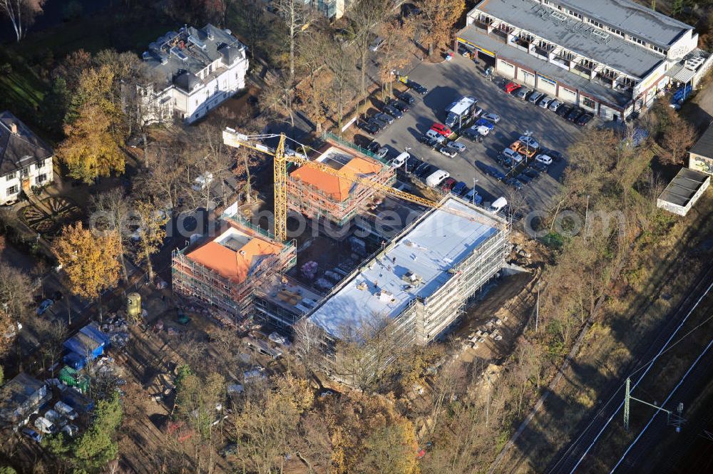 Potsdam Babelsberg from above - Blick auf den Rohbau der Baustelle der HPI ERWEITERUNG - dem Erweiterungsbau des Hasso-Plattner-Instituts in Potsdam am S-Bahnhof Griebnitzsee. In dem neuen Hauptgebäude, das jetzt entsteht, soll unter an derem das Graduiertenkolleg (Research School) untergebracht und von derzeit rund 20 auf 30 Forschungsplätze erweitert werden. Hinzu kommen ein weiteres hochmodernes Computerlabor, Räume für Prüfungen und kleine Gruppenbesprechungen und Räume für Studenten und Studentenklubs. Das Projektmanagement erfolgt durch PHF Projektmanagement- und Bauberatungsgesellschaft mbH und SEG Rhein-Neckar GmbH nach einem Entwurf von Mark Braun Architekten und der Planung von Paschke Architekten. Der Rohbau wird ausgeführt duch das türkische Bauunternehmen BATEG Ingenieurbau GmbH. Cunstruction site of the HPI EXPANSION - Expansion of the Hasso Plattner Institute in Potsdam.