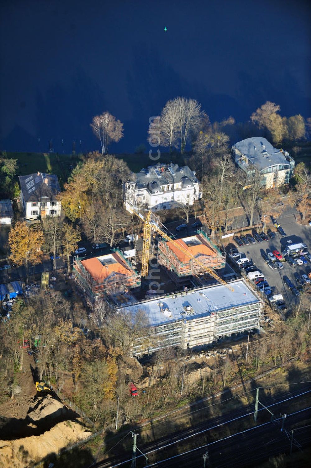 Aerial photograph Potsdam Babelsberg - Blick auf den Rohbau der Baustelle der HPI ERWEITERUNG - dem Erweiterungsbau des Hasso-Plattner-Instituts in Potsdam am S-Bahnhof Griebnitzsee. In dem neuen Hauptgebäude, das jetzt entsteht, soll unter an derem das Graduiertenkolleg (Research School) untergebracht und von derzeit rund 20 auf 30 Forschungsplätze erweitert werden. Hinzu kommen ein weiteres hochmodernes Computerlabor, Räume für Prüfungen und kleine Gruppenbesprechungen und Räume für Studenten und Studentenklubs. Das Projektmanagement erfolgt durch PHF Projektmanagement- und Bauberatungsgesellschaft mbH und SEG Rhein-Neckar GmbH nach einem Entwurf von Mark Braun Architekten und der Planung von Paschke Architekten. Der Rohbau wird ausgeführt duch das türkische Bauunternehmen BATEG Ingenieurbau GmbH. Cunstruction site of the HPI EXPANSION - Expansion of the Hasso Plattner Institute in Potsdam.