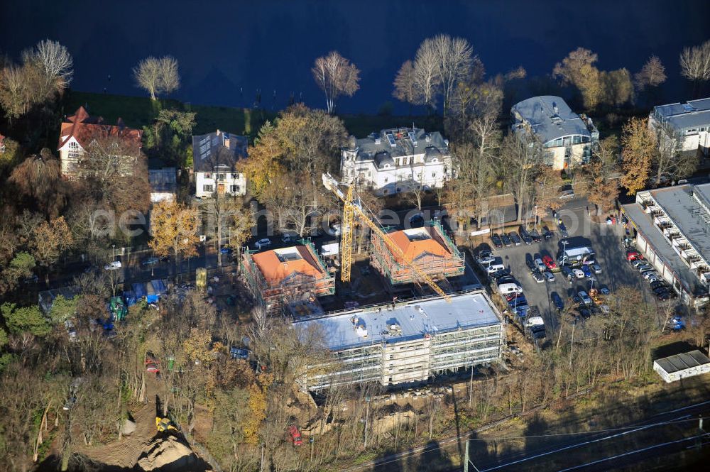 Potsdam Babelsberg from above - Blick auf den Rohbau der Baustelle der HPI ERWEITERUNG - dem Erweiterungsbau des Hasso-Plattner-Instituts in Potsdam am S-Bahnhof Griebnitzsee. In dem neuen Hauptgebäude, das jetzt entsteht, soll unter an derem das Graduiertenkolleg (Research School) untergebracht und von derzeit rund 20 auf 30 Forschungsplätze erweitert werden. Hinzu kommen ein weiteres hochmodernes Computerlabor, Räume für Prüfungen und kleine Gruppenbesprechungen und Räume für Studenten und Studentenklubs. Das Projektmanagement erfolgt durch PHF Projektmanagement- und Bauberatungsgesellschaft mbH und SEG Rhein-Neckar GmbH nach einem Entwurf von Mark Braun Architekten und der Planung von Paschke Architekten. Der Rohbau wird ausgeführt duch das türkische Bauunternehmen BATEG Ingenieurbau GmbH. Cunstruction site of the HPI EXPANSION - Expansion of the Hasso Plattner Institute in Potsdam.