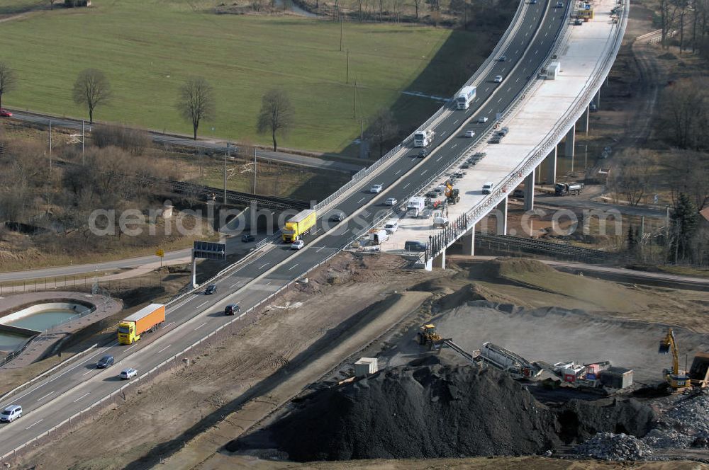 Sättelstädt from above - Blick auf die neue Hörseltalbrücke nach der teilweisen Verkehrsfreigabe des neuen A4- Autobahnverlaufes. Die Brücke ist Teil des Projekt Nordverlegung / Umfahrung Hörselberge der Autobahn E40 / A4 in Thüringen bei Eisenach. Durchgeführt werden die im Zuge dieses Projektes notwendigen Arbeiten unter an derem von den Mitarbeitern der Niederlassung Weimar der EUROVIA Verkehrsbau Union sowie der Niederlassungen Abbruch und Erdbau, Betonstraßenbau, Ingenieurbau und TECO Schallschutz der EUROVIA Beton sowie der DEGES. View at the new Hörselthal- bridge after the partial opening to traffic of the new A4 motorway course.