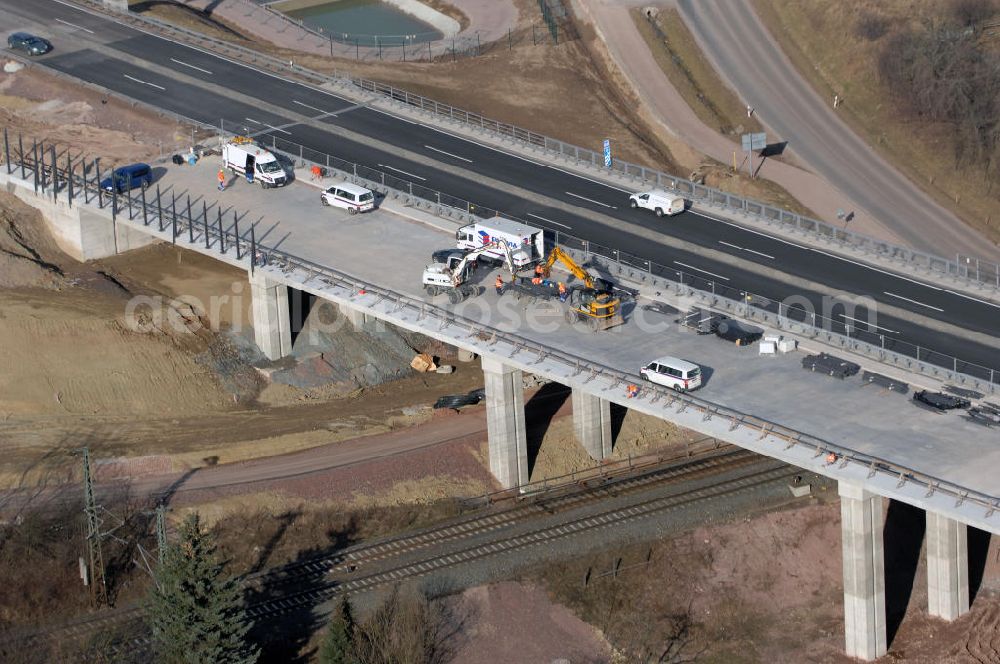 Sättelstädt from above - Blick auf die neue Hörseltalbrücke nach der teilweisen Verkehrsfreigabe des neuen A4- Autobahnverlaufes. Die Brücke ist Teil des Projekt Nordverlegung / Umfahrung Hörselberge der Autobahn E40 / A4 in Thüringen bei Eisenach. Durchgeführt werden die im Zuge dieses Projektes notwendigen Arbeiten unter an derem von den Mitarbeitern der Niederlassung Weimar der EUROVIA Verkehrsbau Union sowie der Niederlassungen Abbruch und Erdbau, Betonstraßenbau, Ingenieurbau und TECO Schallschutz der EUROVIA Beton sowie der DEGES. View at the new Hörselthal- bridge after the partial opening to traffic of the new A4 motorway course.