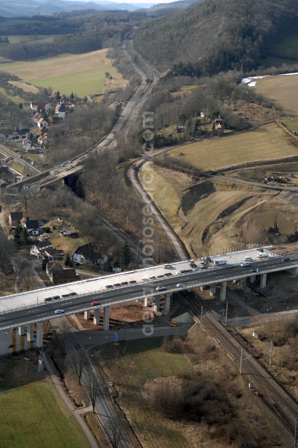 Sättelstädt from the bird's eye view: Blick auf die neue Hörseltalbrücke nach der teilweisen Verkehrsfreigabe des neuen A4- Autobahnverlaufes. Die Brücke ist Teil des Projekt Nordverlegung / Umfahrung Hörselberge der Autobahn E40 / A4 in Thüringen bei Eisenach. Durchgeführt werden die im Zuge dieses Projektes notwendigen Arbeiten unter an derem von den Mitarbeitern der Niederlassung Weimar der EUROVIA Verkehrsbau Union sowie der Niederlassungen Abbruch und Erdbau, Betonstraßenbau, Ingenieurbau und TECO Schallschutz der EUROVIA Beton sowie der DEGES. View at the new Hörselthal- bridge after the partial opening to traffic of the new A4 motorway course.