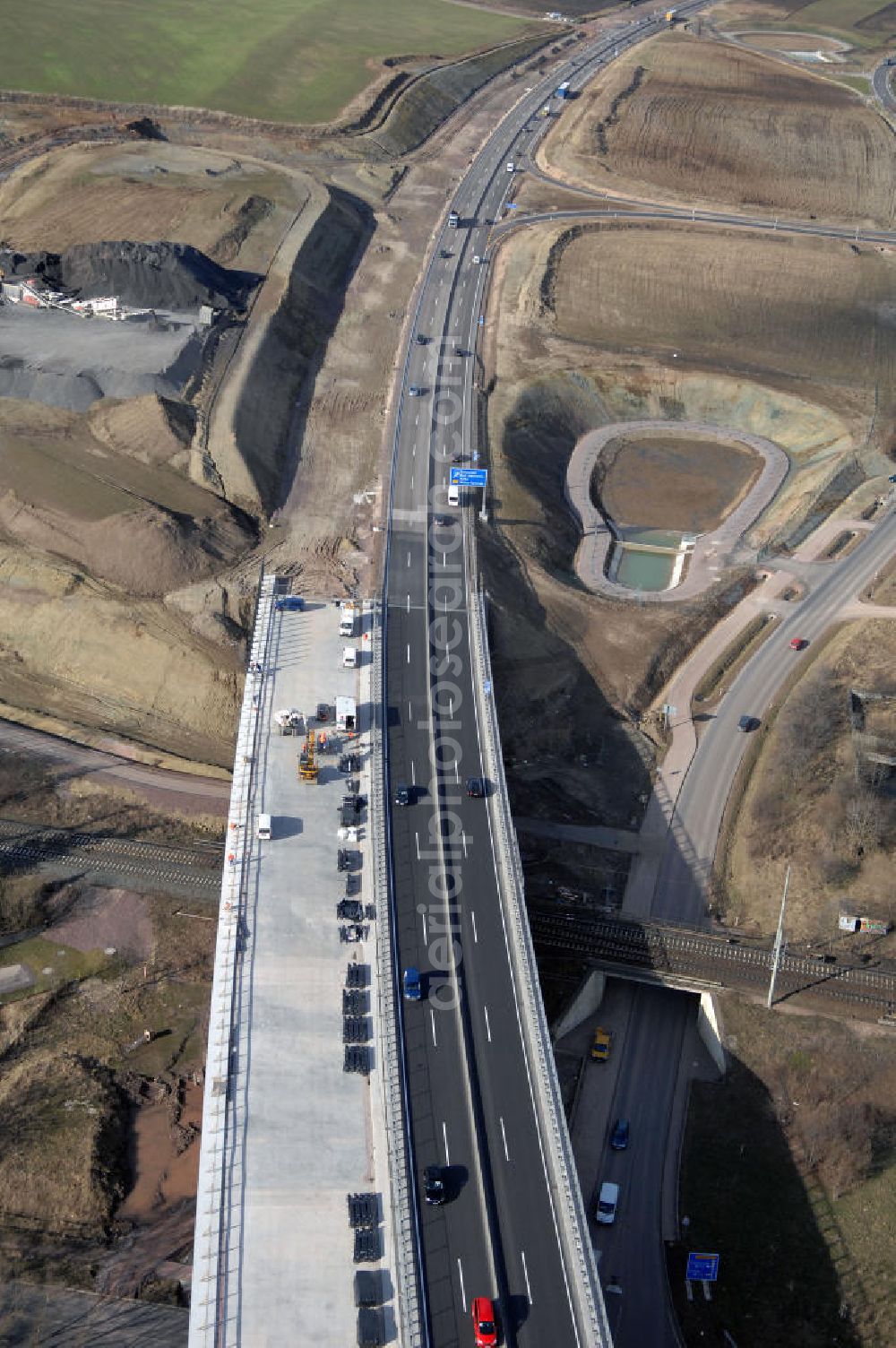 Aerial photograph Sättelstädt - Blick auf die neue Hörseltalbrücke nach der teilweisen Verkehrsfreigabe des neuen A4- Autobahnverlaufes. Die Brücke ist Teil des Projekt Nordverlegung / Umfahrung Hörselberge der Autobahn E40 / A4 in Thüringen bei Eisenach. Durchgeführt werden die im Zuge dieses Projektes notwendigen Arbeiten unter an derem von den Mitarbeitern der Niederlassung Weimar der EUROVIA Verkehrsbau Union sowie der Niederlassungen Abbruch und Erdbau, Betonstraßenbau, Ingenieurbau und TECO Schallschutz der EUROVIA Beton sowie der DEGES. View at the new Hörselthal- bridge after the partial opening to traffic of the new A4 motorway course.