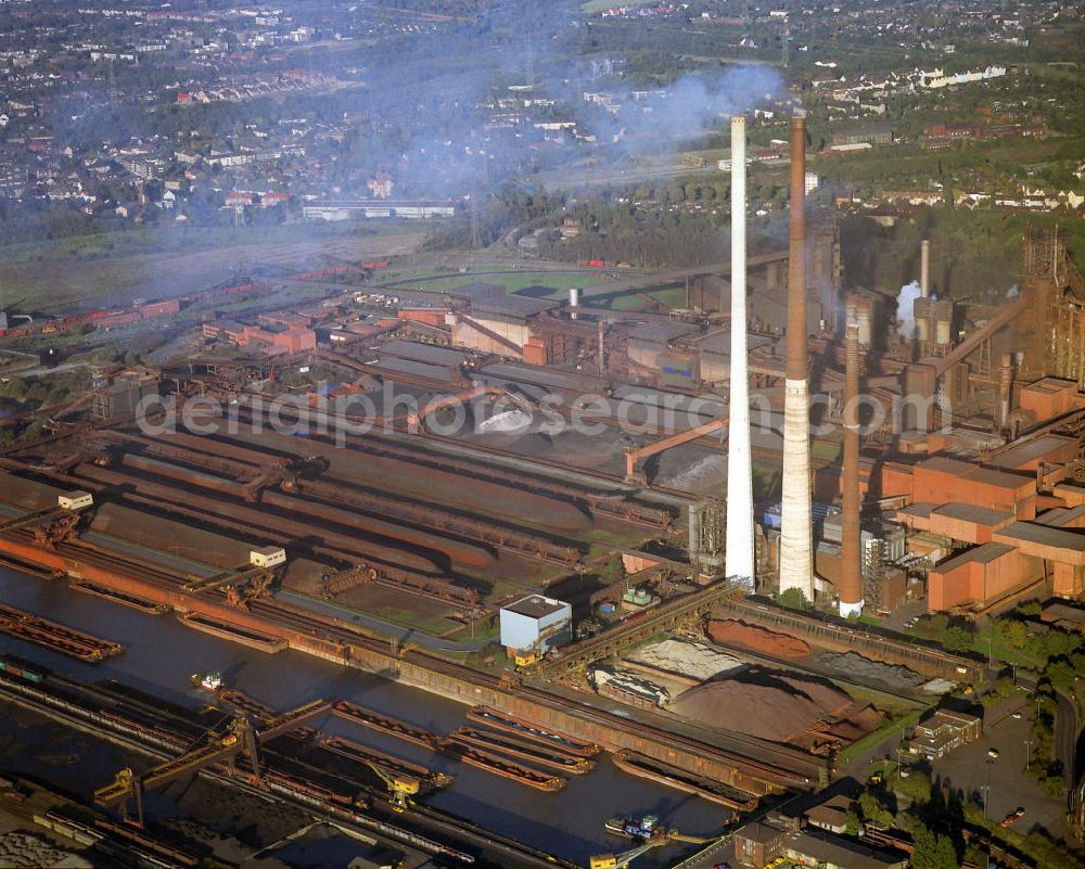 Aerial photograph Duisburg OT Schwelgern - Der Hüttenwerk von Thyssen-Krupp-Steel mit dem Binnen- Hafen Schwelgern in Duisburg. Metallurgical plant of Thyssen-Krupp Steel with the inland port in Duisburg Schwelgern.