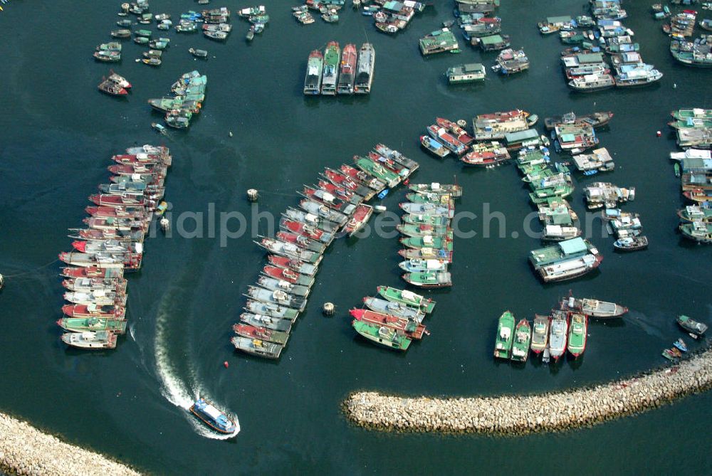 Hongkong from above - Hubschrauberflug über Hongkong mit Blick auf den Victoria Hafen in Shau Kei Wan Typhoon Shelter. Hongkong sightseeing flight with a helicopter, Victoria Habour Shau Kei Wan Typhoon Shelter.