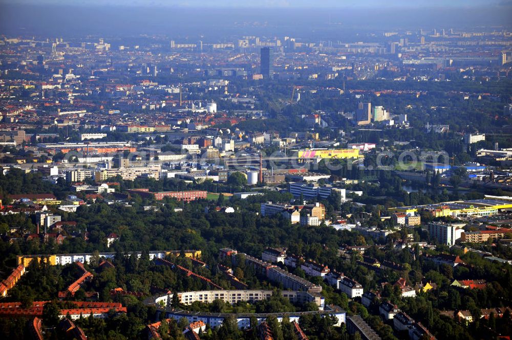 Aerial image Berlin - Blick auf die Hufeisensiedlung in Britz, einem der ersten Projekte des sozialen Wohnungsbaus, im Stadtbezirk Berlin-Neukölln mit Blick über Berlin-Britz Richtung Treptow. View of the horseshoe settlement in Britz, one of the first social housing projects, in the district Berlin Neukoelln with view over Berlin Britz to the district Treptow.