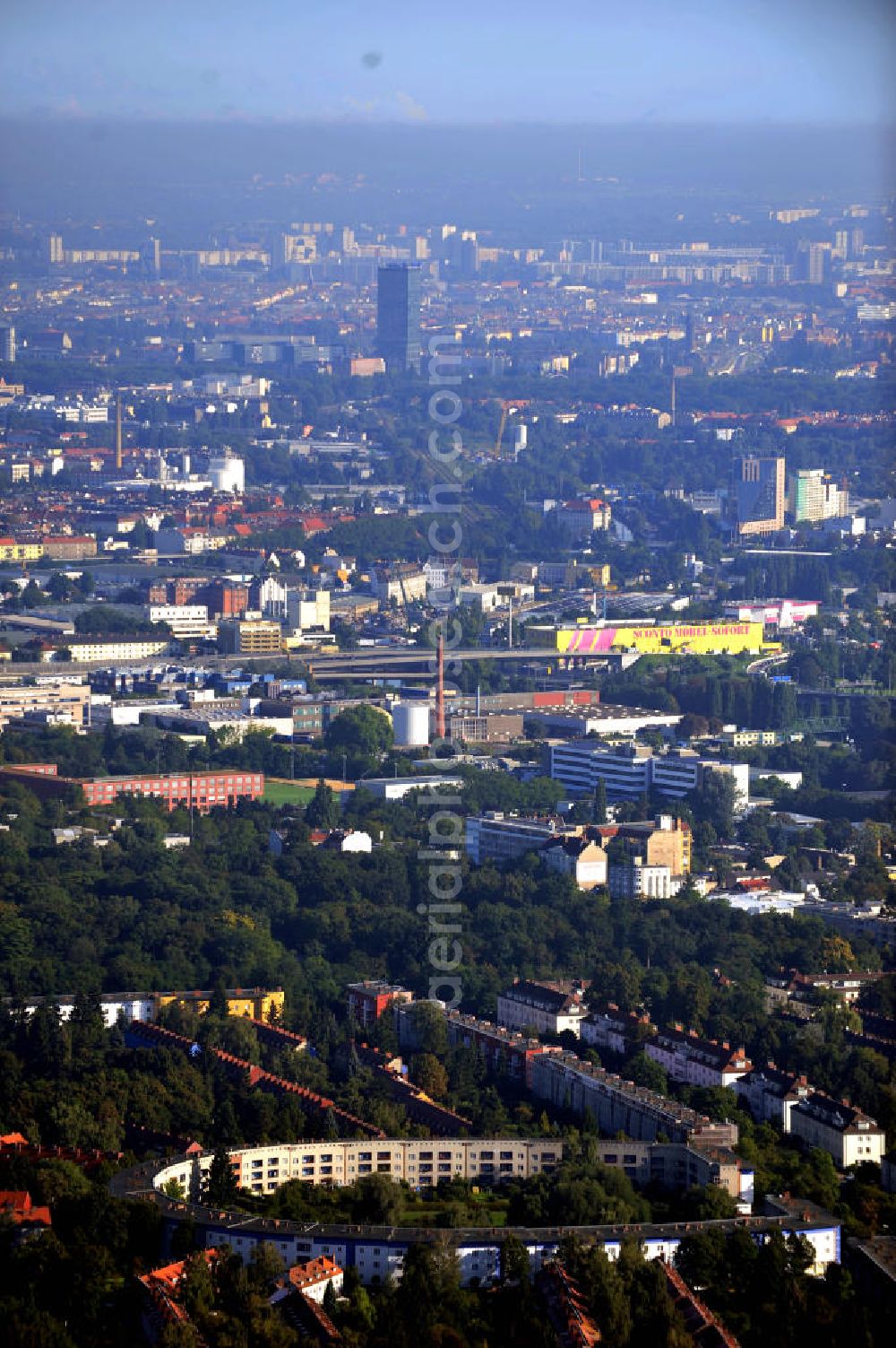 Aerial photograph Berlin - Blick auf die Hufeisensiedlung in Britz, einem der ersten Projekte des sozialen Wohnungsbaus, im Stadtbezirk Berlin-Neukölln mit Blick über Berlin-Britz Richtung Treptow. View of the horseshoe settlement in Britz, one of the first social housing projects, in the district Berlin Neukoelln with view over Berlin Britz to the district Treptow.