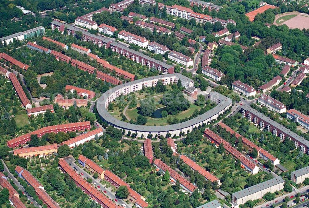 Aerial photograph Berlin - Britz (Neukölln) - Hufeisensiedlung der GEHAG am Reuterring in Berlin - Neukölln.