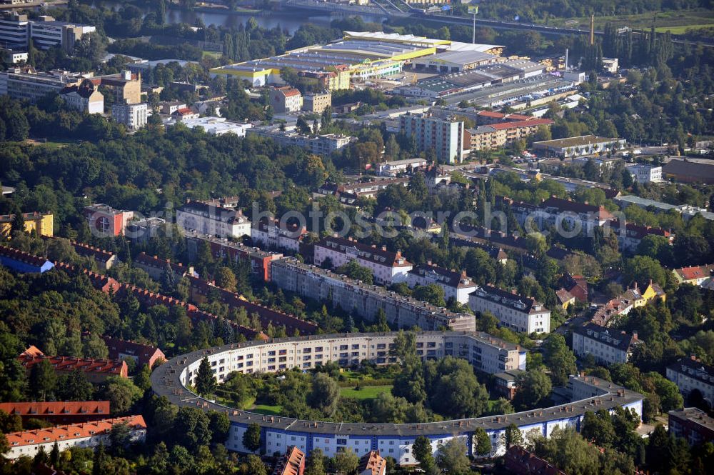 Berlin from above - Hufeisensiedlung Berlin-Britz mit Blick auf die Filiale des Holz Possling in der Haarlemer Straße. Horseshoe settlement Berlin-Britz with view to Holz Possling's store in the street Haarlemer Straße.