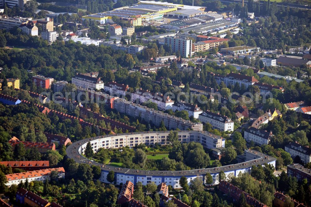 Berlin from the bird's eye view: Hufeisensiedlung Berlin-Britz mit Blick auf die Filiale des Holz Possling in der Haarlemer Straße. Horseshoe settlement Berlin-Britz with view to Holz Possling's store in the street Haarlemer Straße.