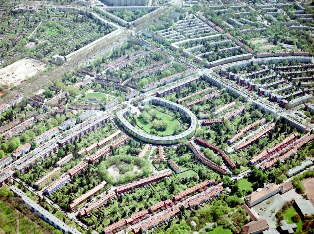 Berlin - Britz from the bird's eye view: Hufeisensiedlung am Reuterring in Berlin - Britz / Neukölln